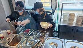 庫(kù)迪賣(mài)盒飯、檸季賣(mài)烤腸…茶飲店開(kāi)辟副業(yè)，凍品小吃大有機(jī)會(huì)