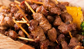 食尚是個(gè)輪回？迷你肉串走紅，東方甄選、大莊園、大希地、皓月等集體“擼小串”